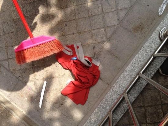 小偷戴手铐同民警指认现场时从16楼翻窗坠下身亡