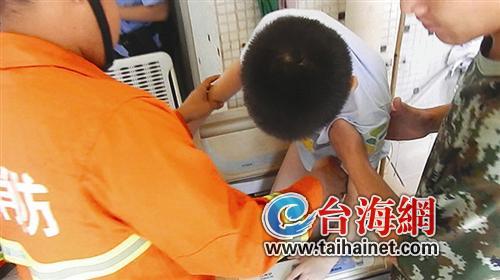 8岁男孩 被洗衣机卡住