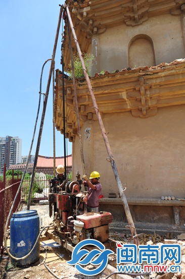 地质钻探探测白塔塔基下的地质结构