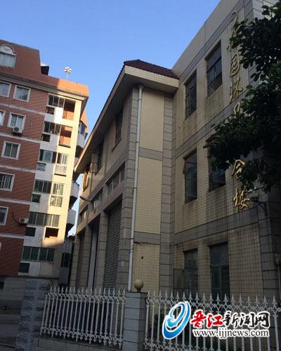 垃圾中转站紧挨着小区居民楼。