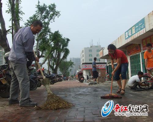 摩托车维修店却随意倾倒污油