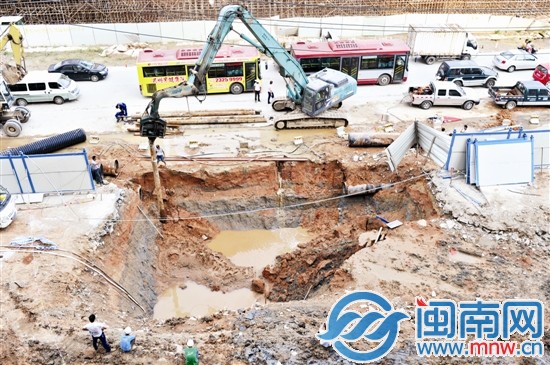 安置房工地挖化粪池，导致自来水管断裂，城东洛江近 
