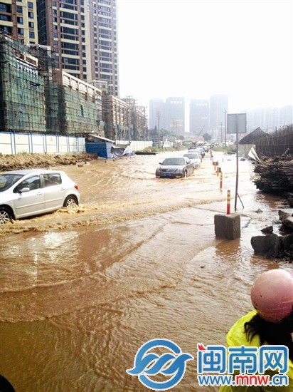 昨日上午，水管断裂水淹国道，交通一度发生拥堵（黄 