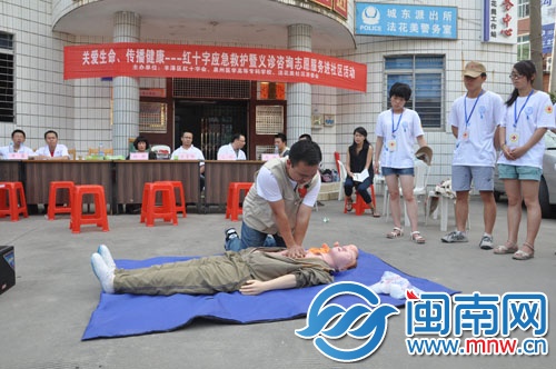 刘老师给市民现场演示“胸外心脏按压”