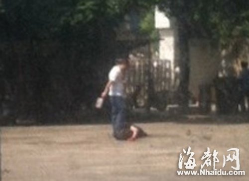 弟弟手持菜刀，哥哥被砍倒在地