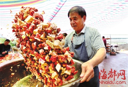 大厨抖起满满一盆荔枝肉