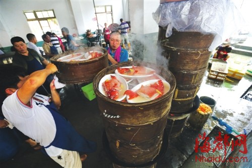 高高的蒸笼吐着热气，将诱人的香气送进大家的鼻孔