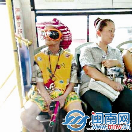 阿伯的打扮很有夏威夷风情，还是撞色混搭