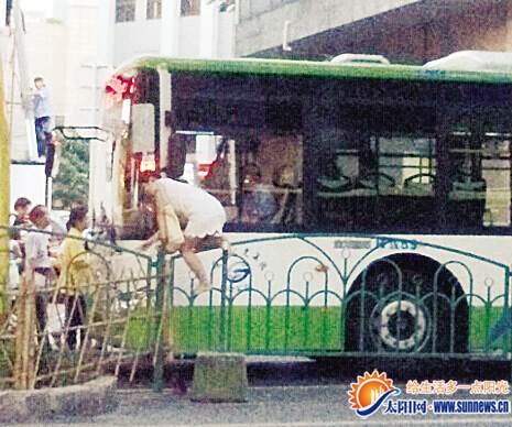 穿高跟鞋 跨越护栏