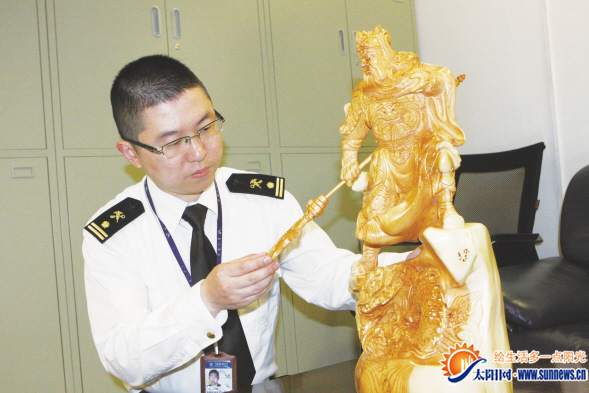厦门高崎机场海关查获红豆杉关公木雕