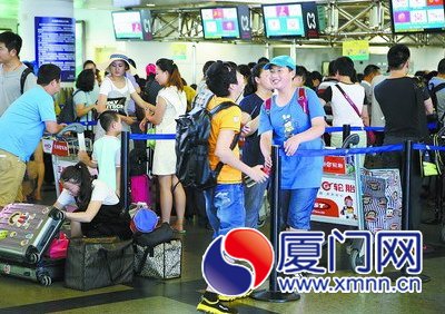 机场里挤满旅客