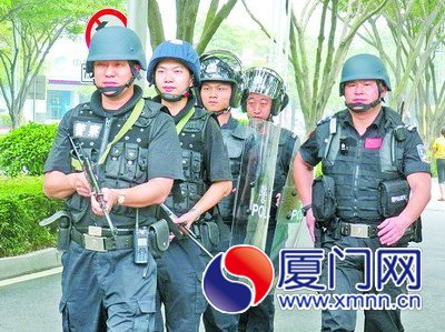 特警队荷枪实弹武装巡逻