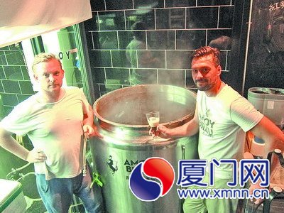 两个德国小伙子和他们的啤酒桶