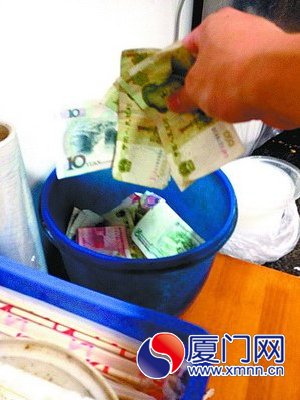 客都会自觉地把钱放进这个塑料桶