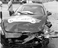 一位女模特试驾玛莎拉蒂，撞坏了一辆丰田轿车