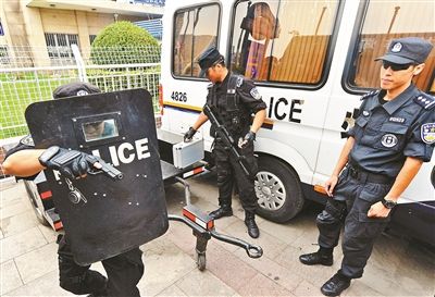 北京四大火车站配铁鹰突击队特警狙击手
