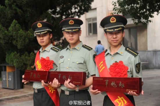 南京政治学院毕业美女学员展示佩剑