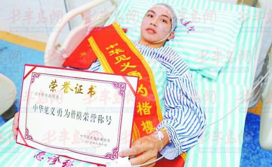 澳门大学破格录取夺刀少年并发录取通知书