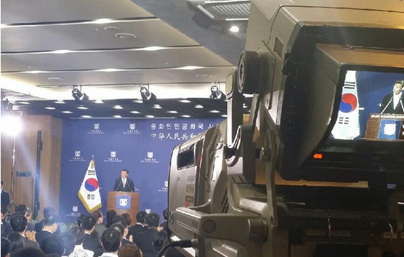 习近平主席在首尔大学工学院发表演讲。