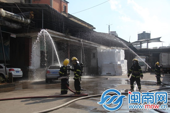 氨气管道泄漏 消防喷水2小时2