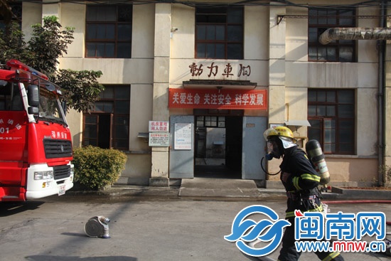 氨气管道泄漏 消防喷水2小时5
