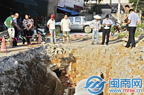 工地挖出古墓 村民激动跳下拍照