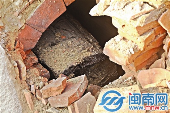 工地挖出古墓 村民激动跳下拍照 1