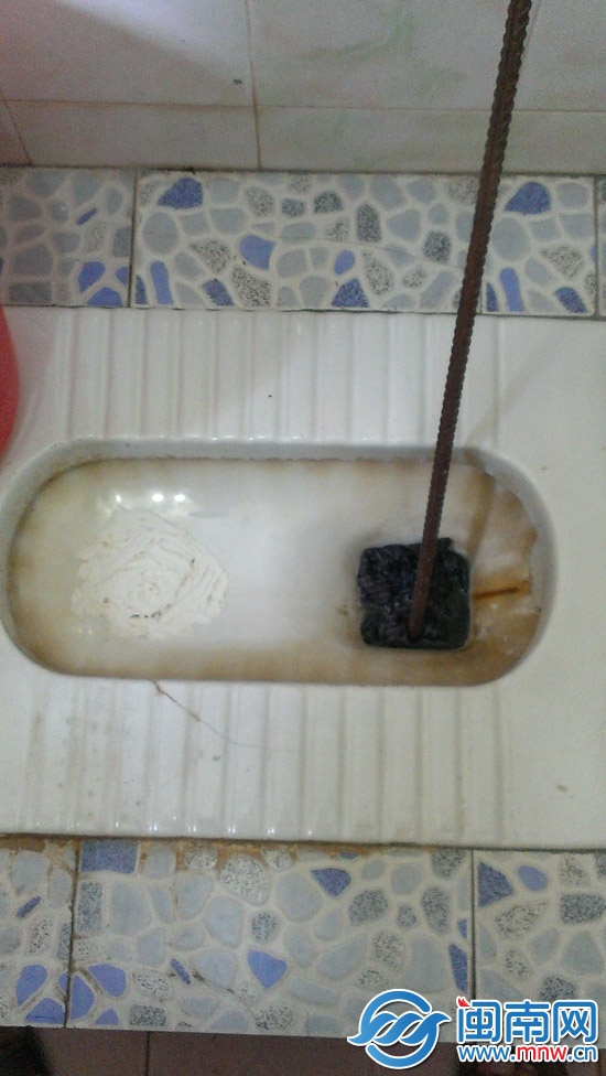 店面卫生间污物倒灌 租户没招了1