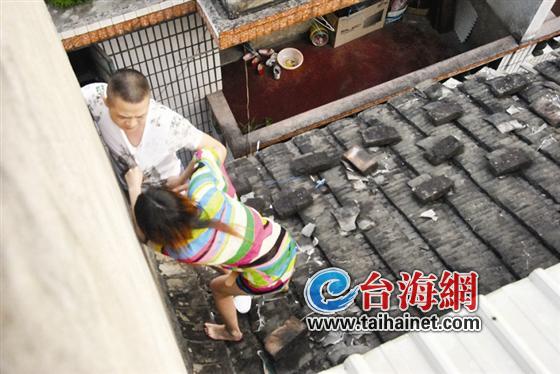 与男友吵架 女子站四楼平台拉着男友要一起跳楼