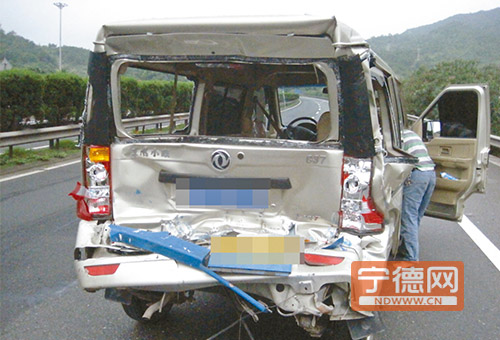 沈海高速货车追尾面包车 面包车司机受伤