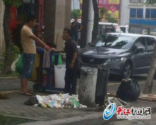 华泰小区保洁员直接将垃圾倒地上