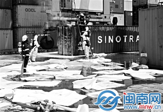 厦门一载25吨危险化学品集装箱失火