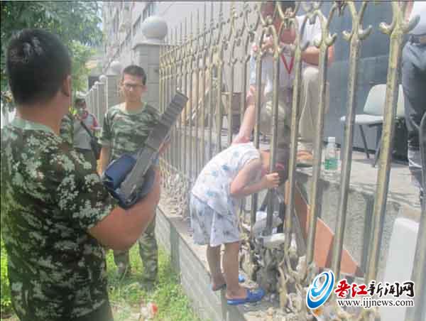 顽皮5岁男孩 头被卡在围栏内
