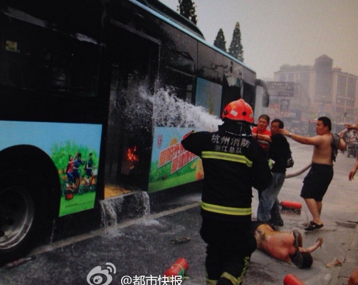 杭州一公交车起火燃烧7