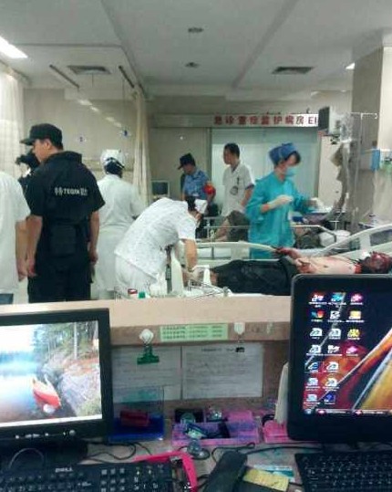 杭州一公交车起火燃烧10