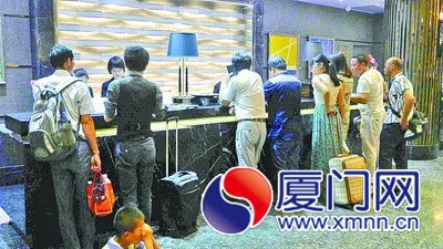 办入住的客人络绎不绝。　　  舒田 摄