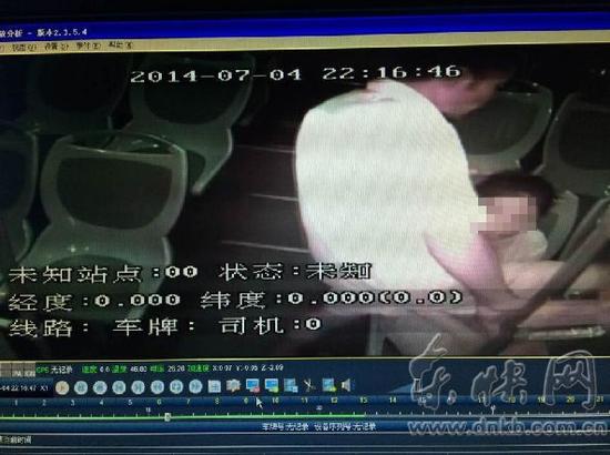 嫌疑男子突然跨出右腿，直接骑在了女子的大腿上
