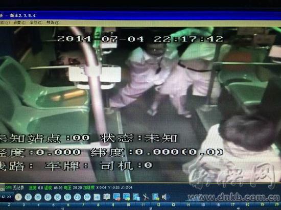 欧阳农益与施暴男子搏斗，乘客躲在前门
