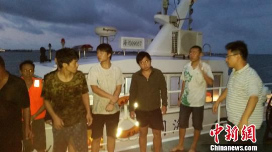 一艘货轮在湛江港沉没