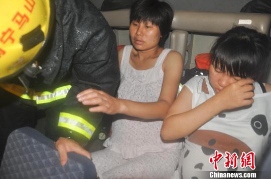 被消防官兵救助的孕妇