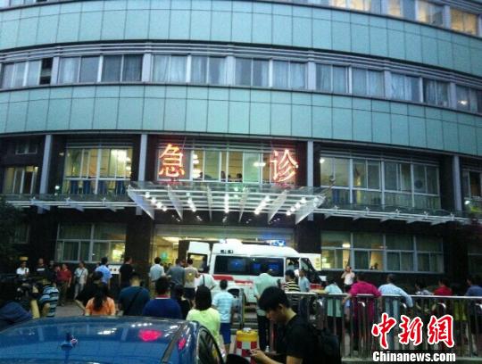 燃烧的公交车近景