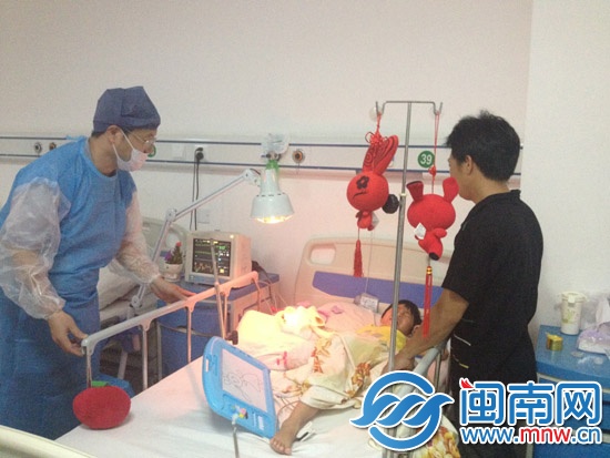 后妈剁下继女右手 抛入粪坑
