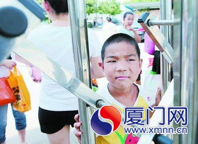 小学积分入学首日岛内3千人报名1