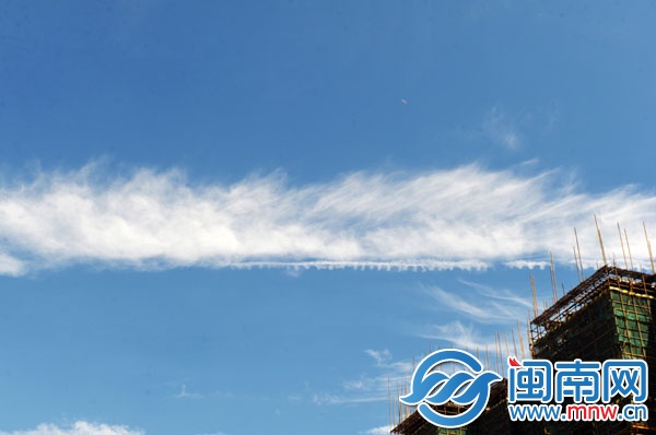 昨日上午9点多，泉州市区坪山路上空形状奇异的云彩
