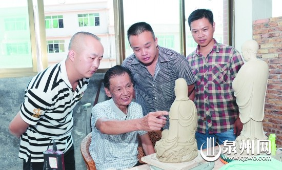 古陶瓷研究专家王冠英在指导瓷艺新秀创作