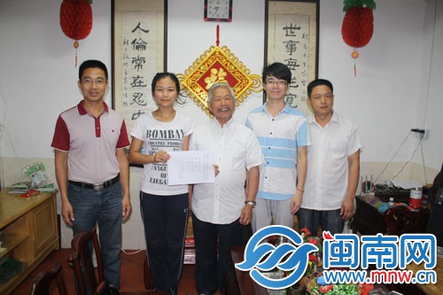 会长题字 与实践团负责人合影