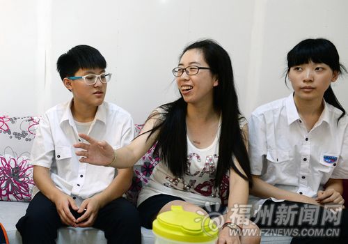 蔡丽与学生们聊天交流