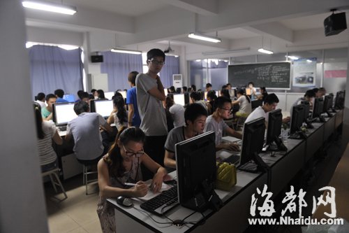 暑期期间，学生还在机房上课