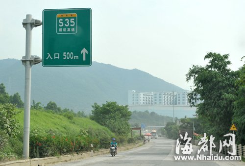 指示牌显示，距高速入口500米，开过去却发现路未通