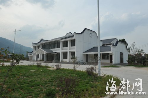 崭新的收费站办公大楼却未投用